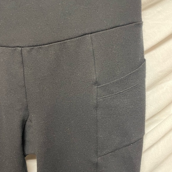 Beautiful Cabi capri leggings - Picture 4 of 4